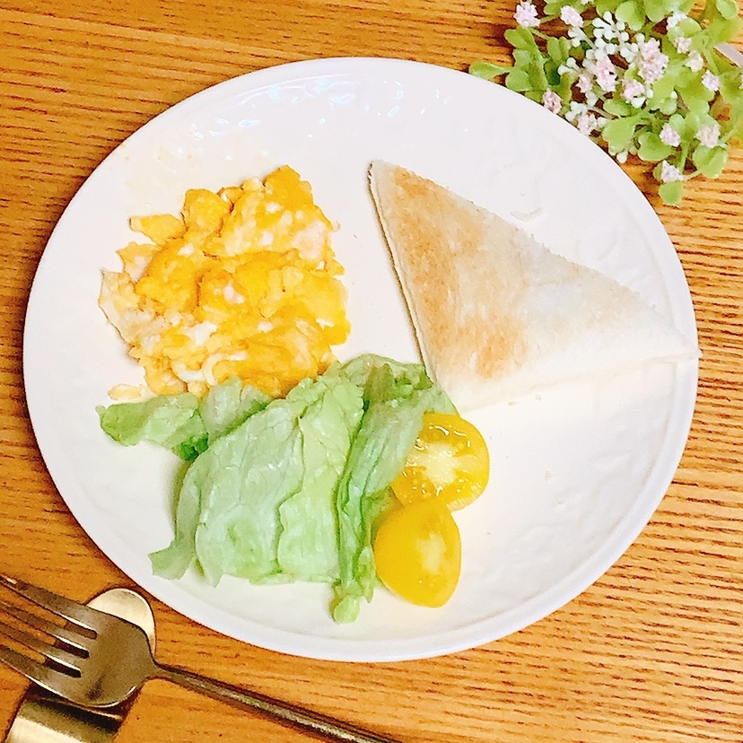 朝食♪パン＋サラダ＋卵