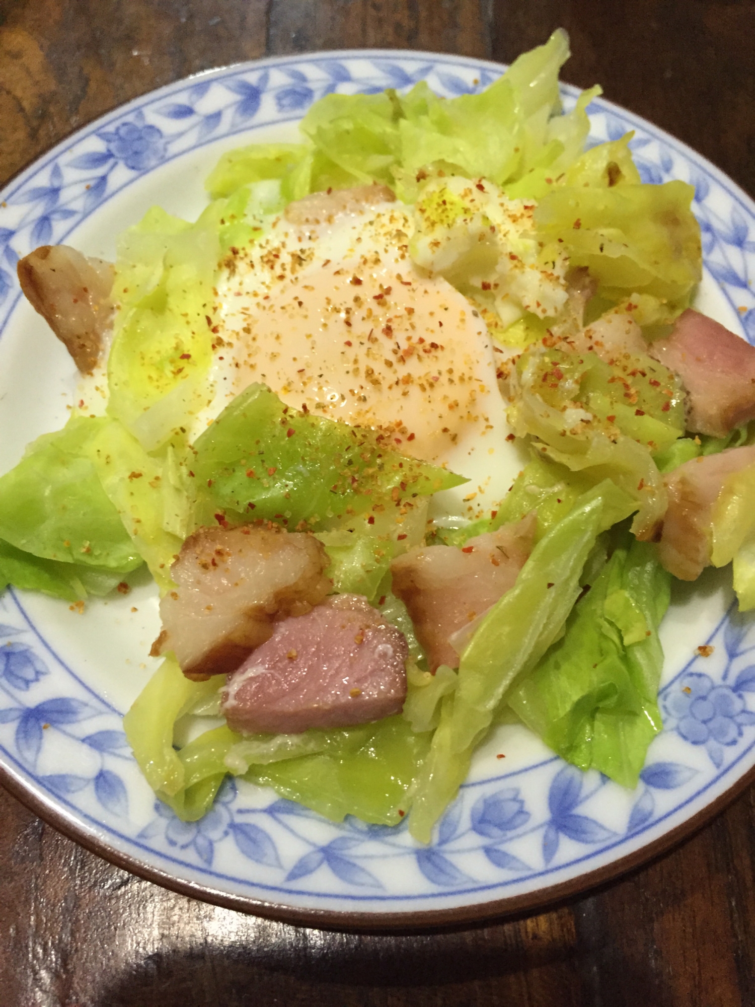 朝食に キャベツとベーコンの目玉焼き