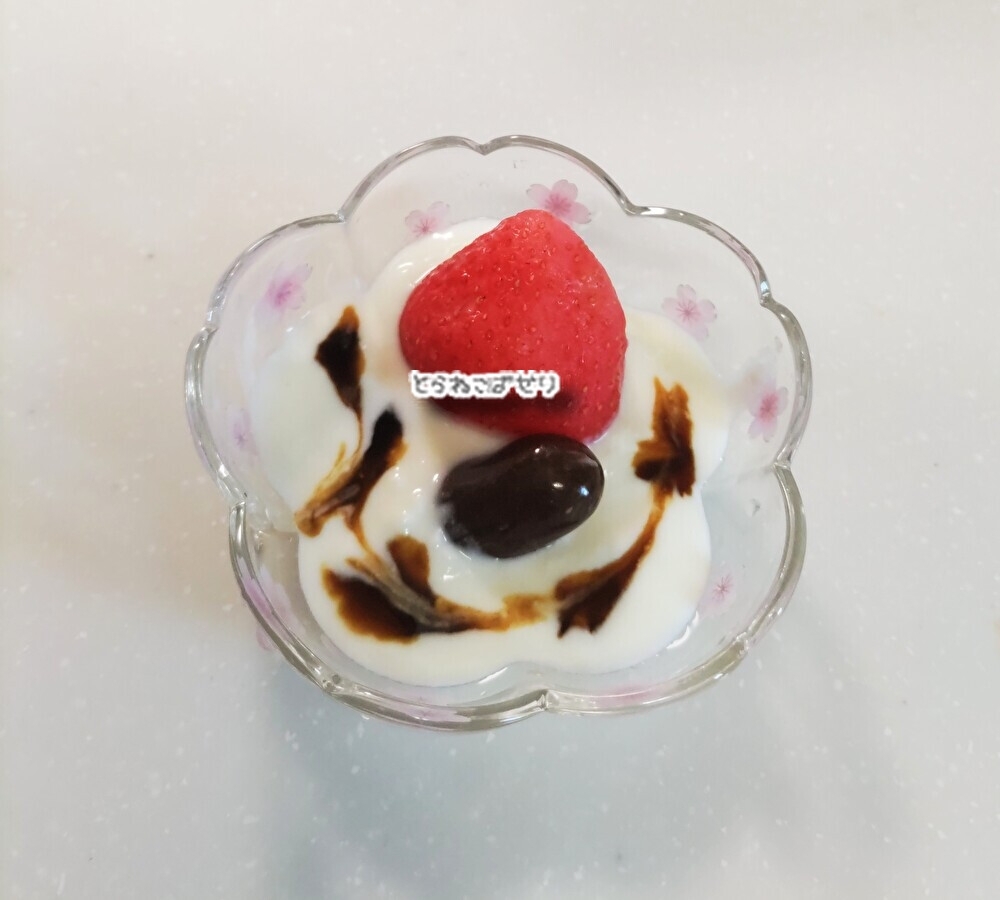 いちごとチョコの黒蜜ヨーグルト