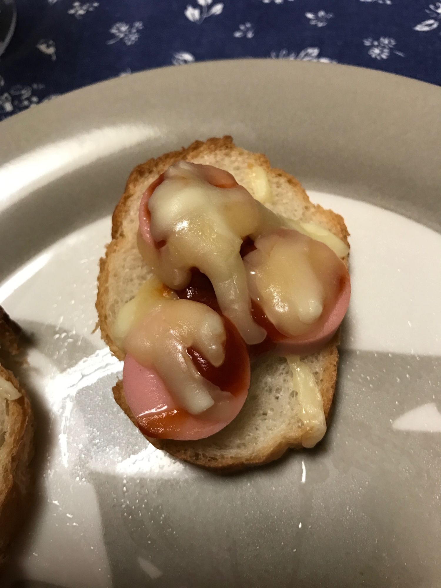 魚肉ソーセージのケチャップチーズバケット