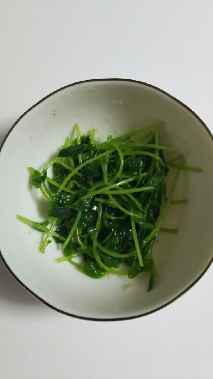 緑の野菜といえば小松菜とかほうれん草ばかりで…。豆苗って栄養ありそなのでチャレンジしてみました❤
ぱぱっとできて美味しかったですฅ(>ω<*ฅ)♥