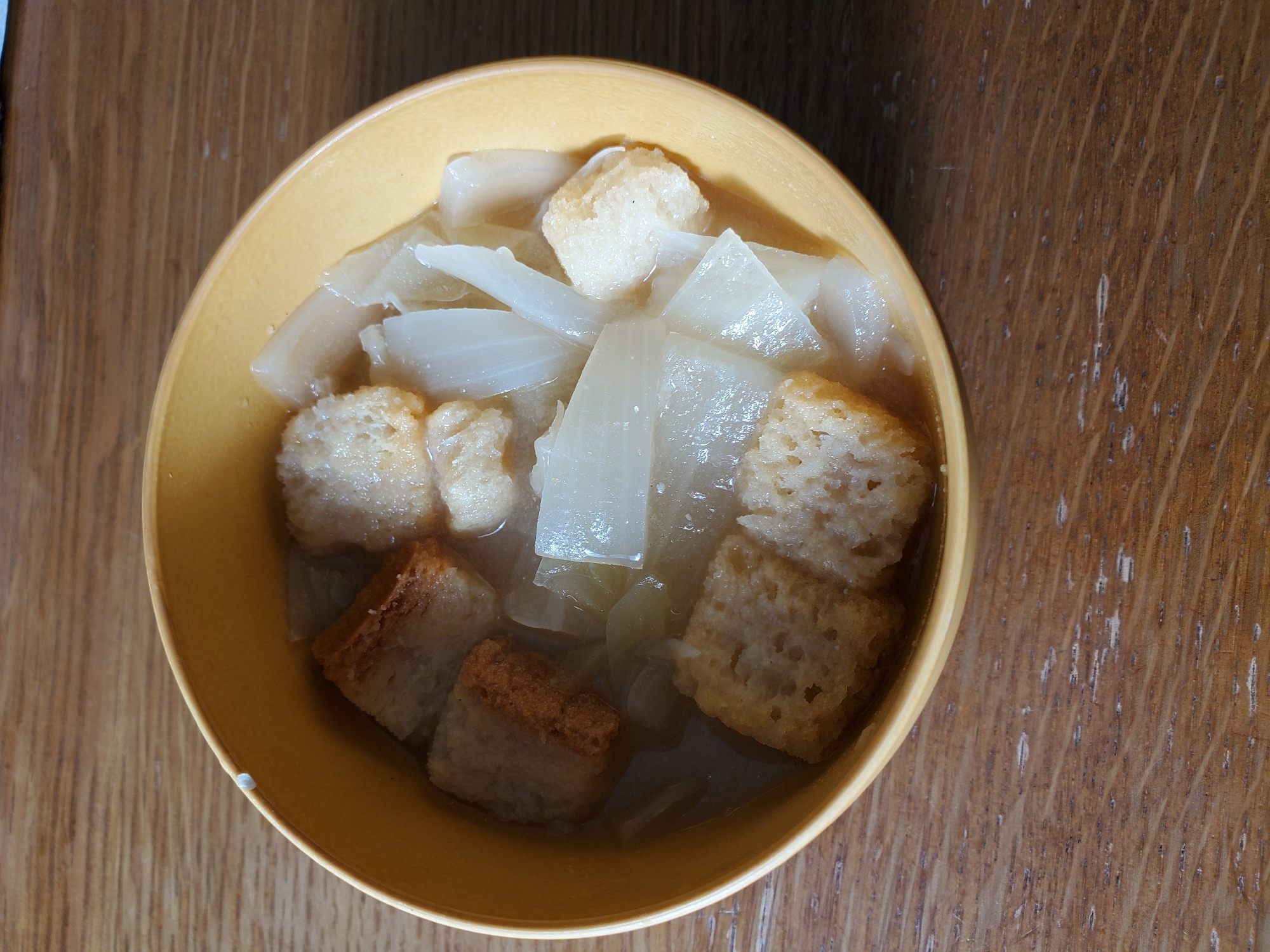 玉ねぎとクルトンのお味噌汁