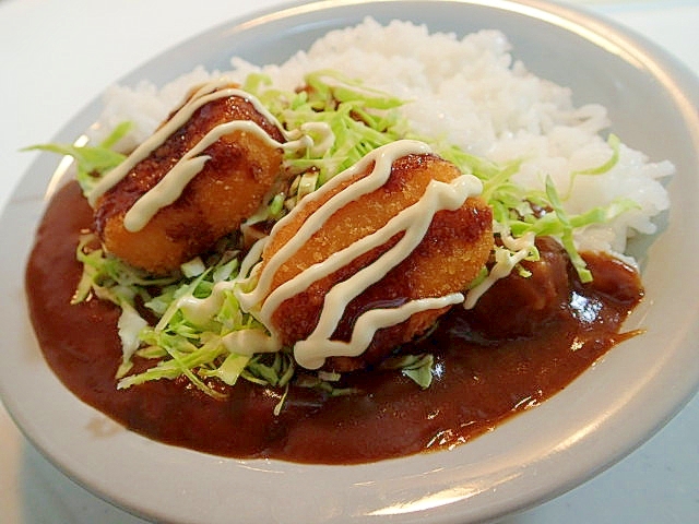 カニクリームコロッケとキャベツのせてカレーライス