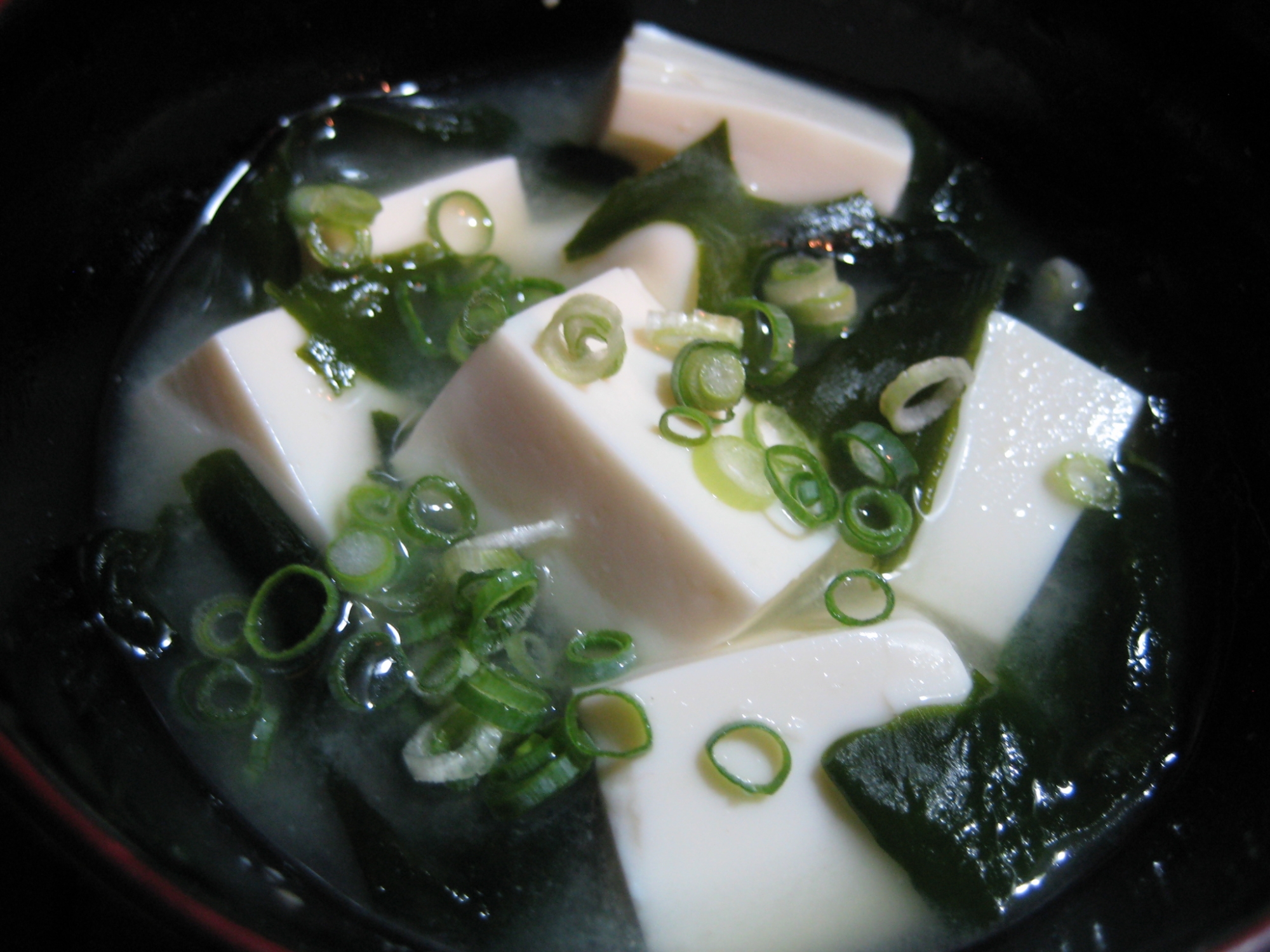 コクが出て旨い！☆塩麹入り豆腐とわかめの味噌汁☆