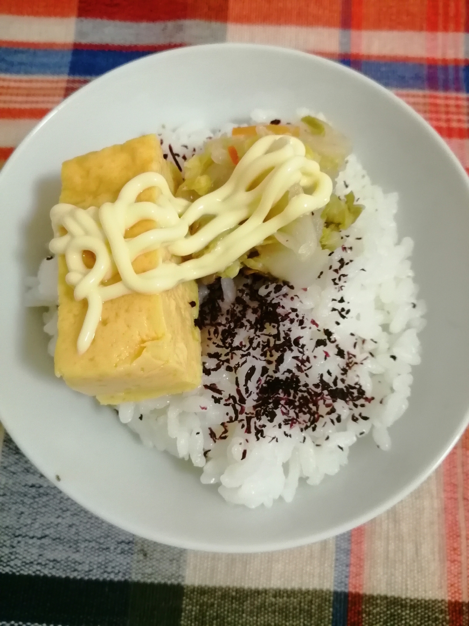 卵焼きと白菜の漬物とゆかりつゆマヨご飯