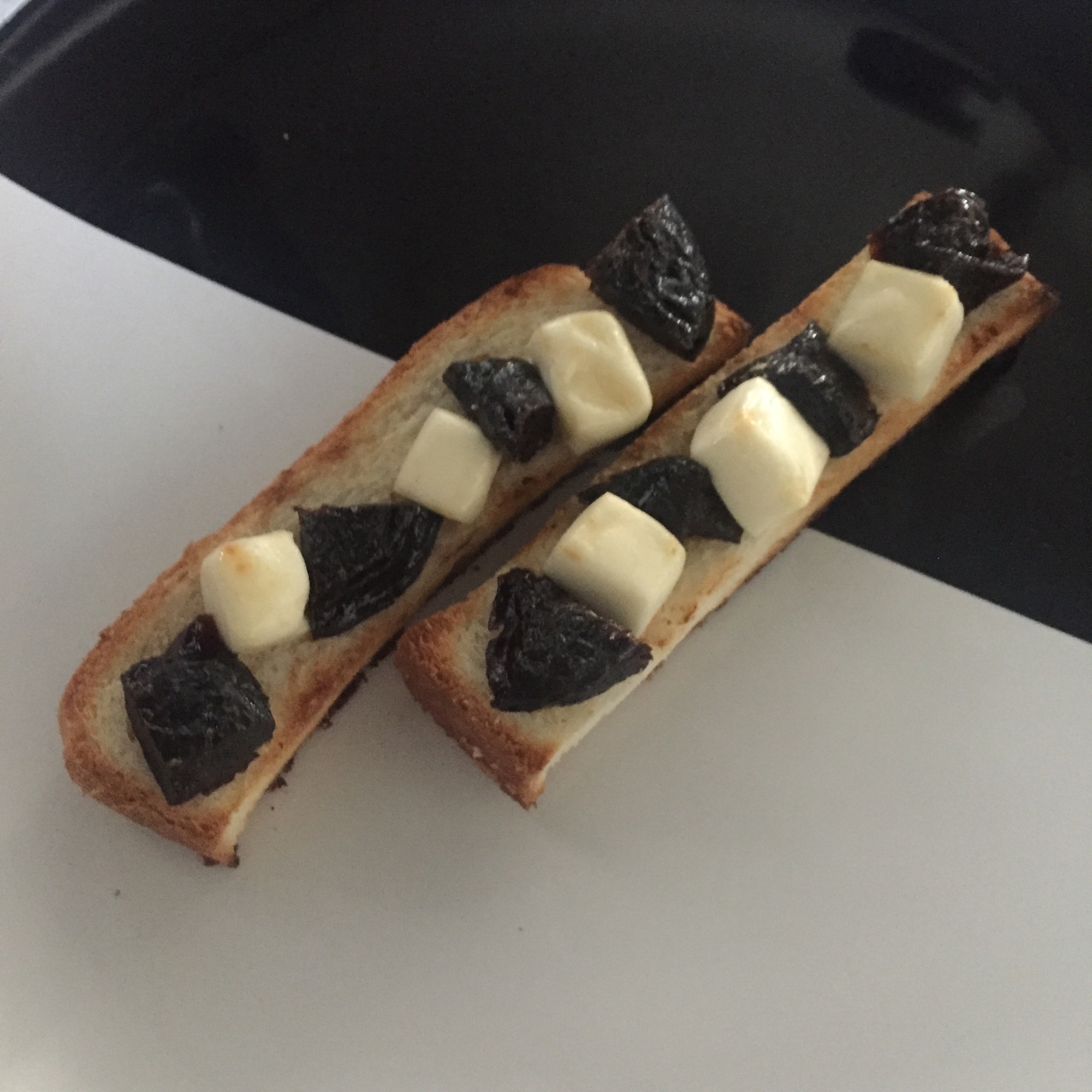 プルーンクリームチーズトースト