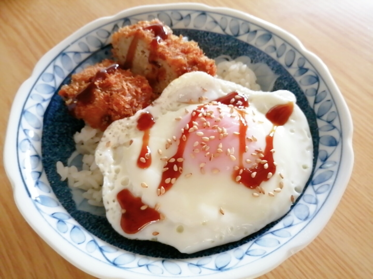 ソース味 メンチカツと目玉焼きのご飯 レシピ 作り方 By はじゃじゃ 楽天レシピ