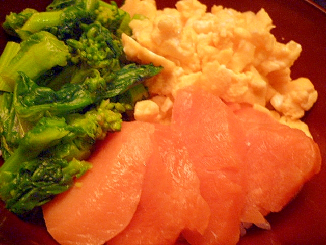 塩サーモンと菜の花とたまごの三色丼