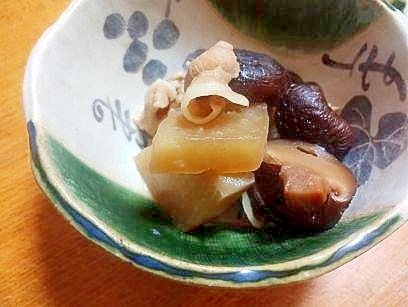 大根・干し椎茸・豚肉の　煮物