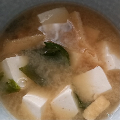 絹ごし豆腐・生わかめ・油揚げの味噌汁（鰹だし）