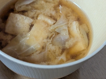 キャベツと油揚げの味噌汁