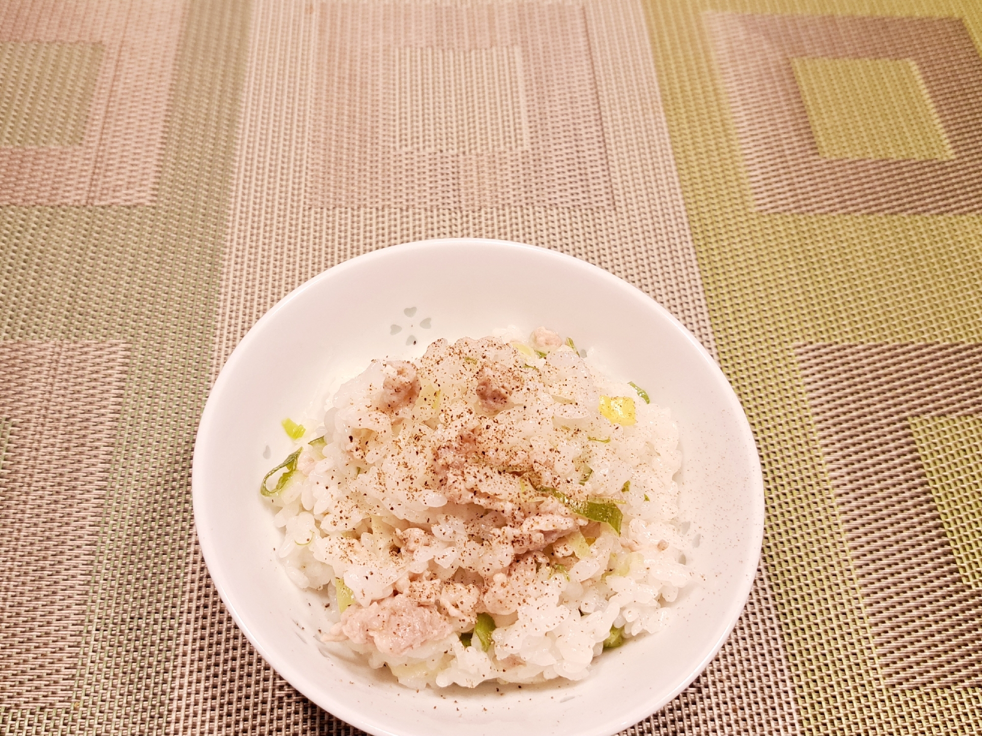 豚肉と長ねぎの ごま油 風味の 炊き込みご飯