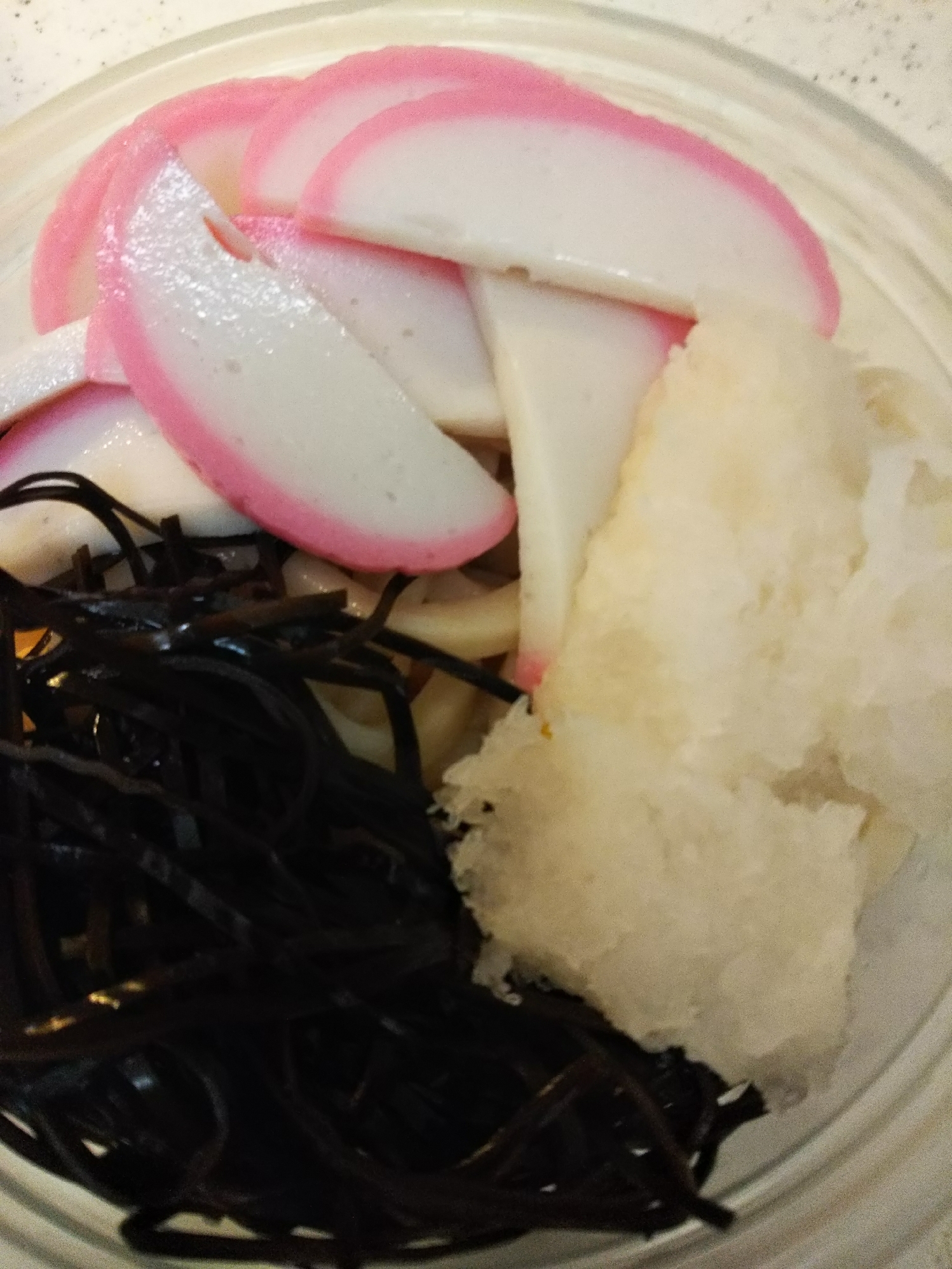 かまぼこと刻みあらめと大根おろしのぶっかけうどん