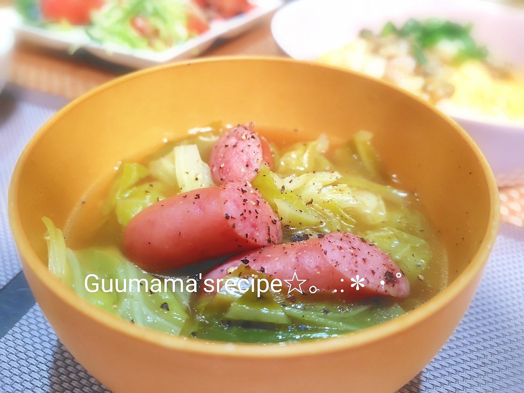 甘みと旨みにほっこり♡キャベツとソーセージのスープ