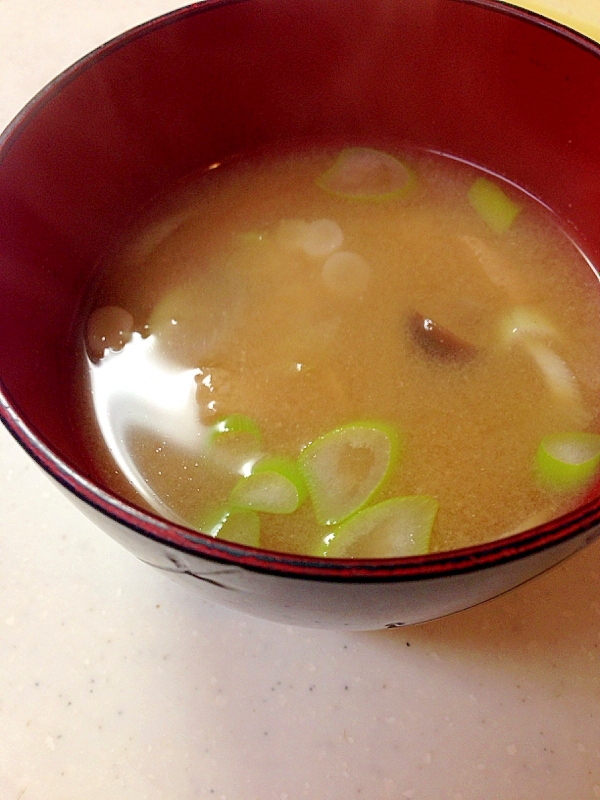 しめじと玉ねぎと油揚げのお味噌汁