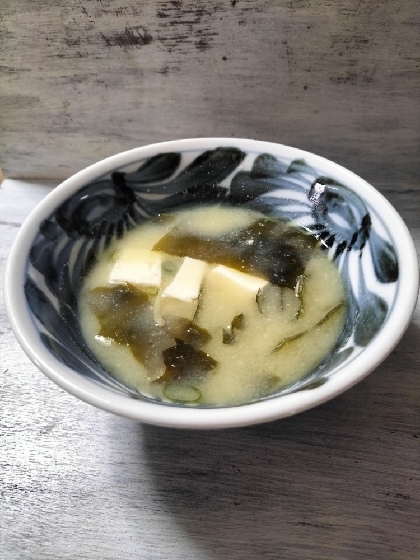 ねぎと豆腐と生わかめの味噌汁