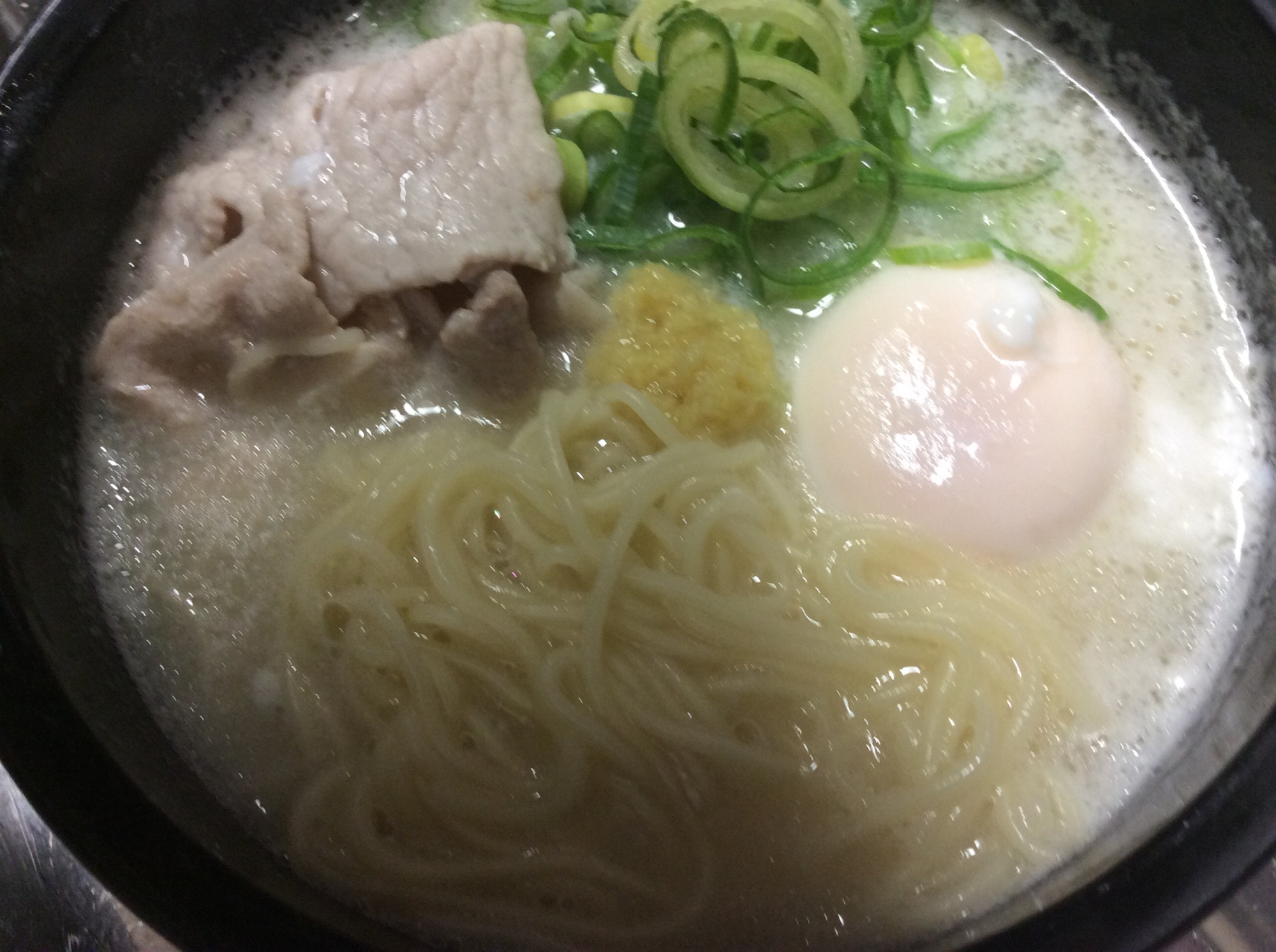 豚肉ネギ卵生姜入り豚骨ラーメン