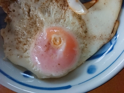 塩胡椒と醤油のハム目玉焼き