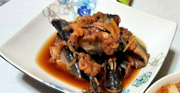 圧力鍋で簡単！！骨まで食べれる秋刀魚の梅煮