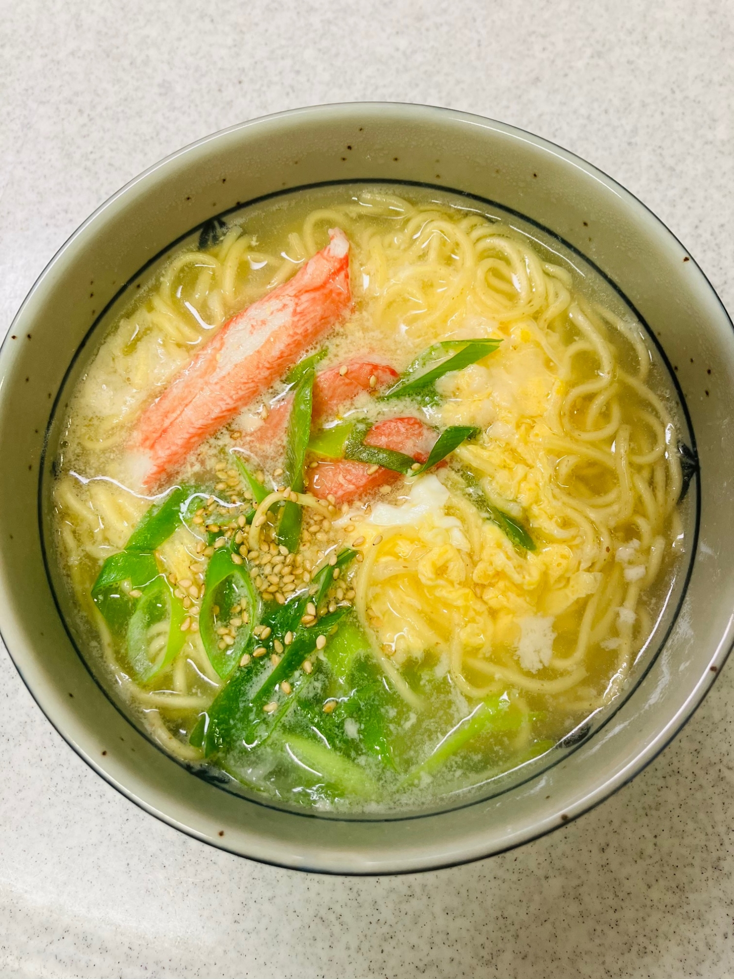 溶き卵カニカマのせインスタントラーメン