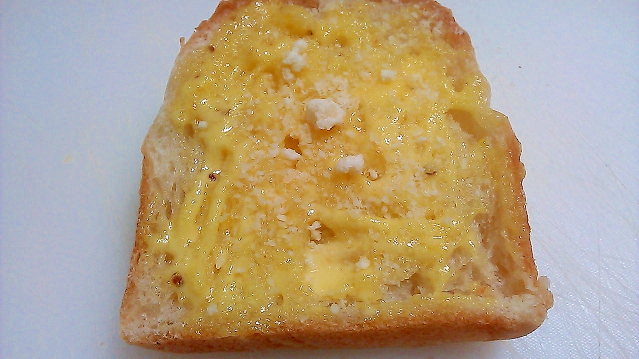 マスタードと粉チーズのトースト