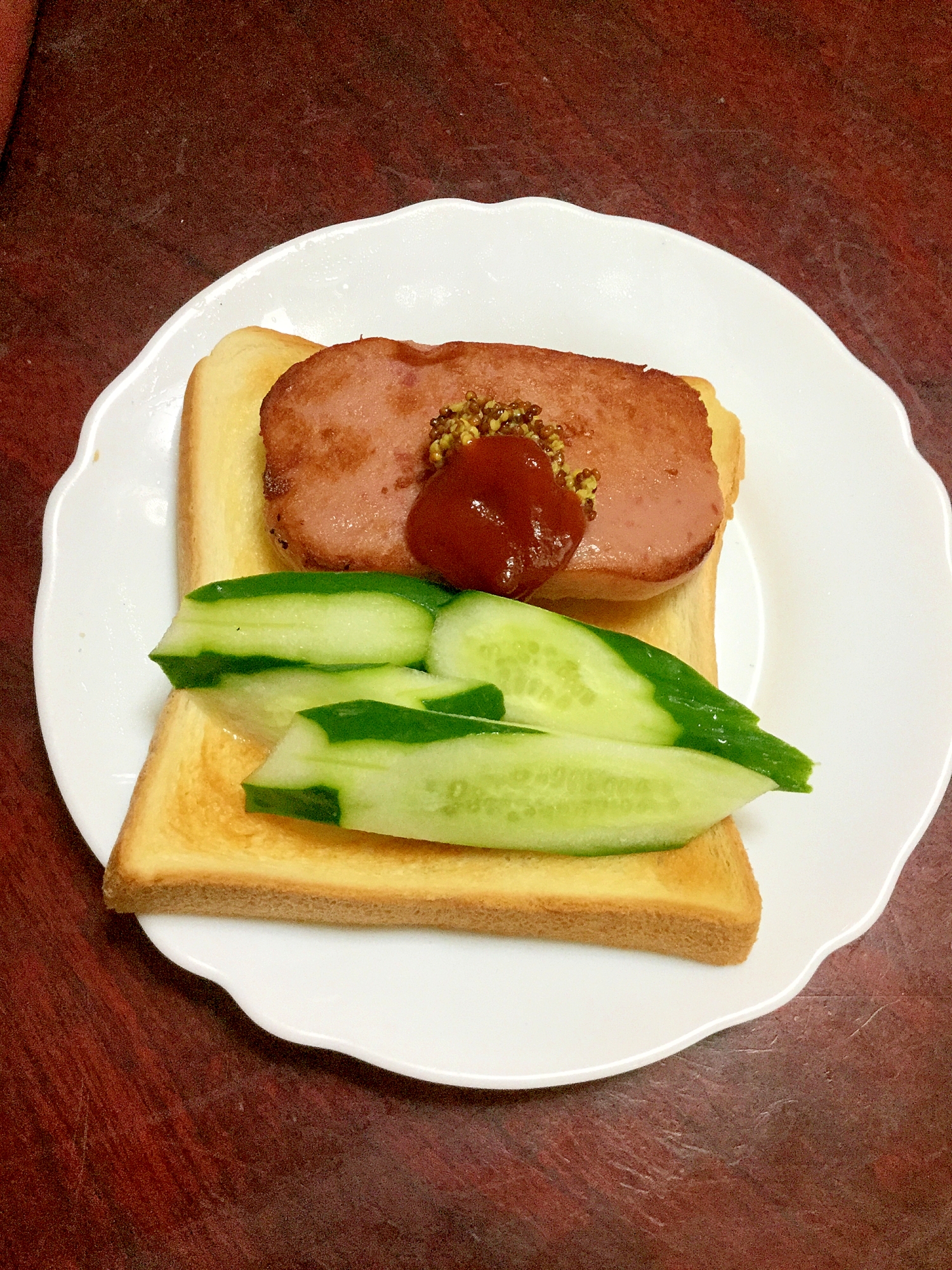 ガーリックなスパムと胡瓜の食パンサンド。