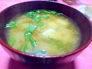 豆腐と春菊の味噌汁