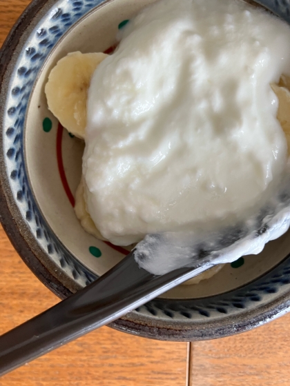 バナナとすりごまのヨーグルト