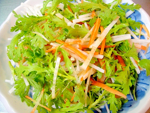 春菊と大根人参の３色サラダ