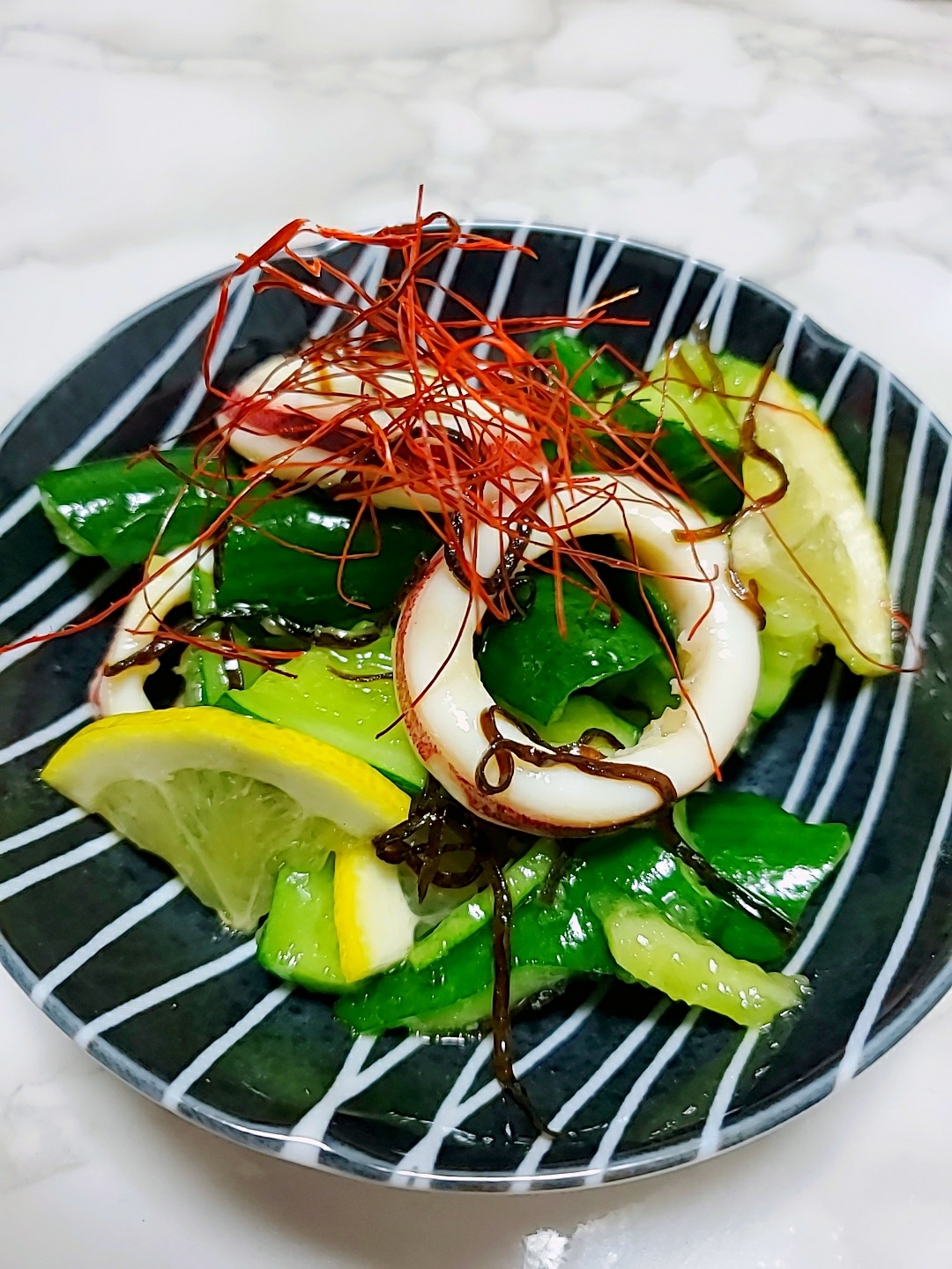 たたき胡瓜とイカの塩昆布レモン和え