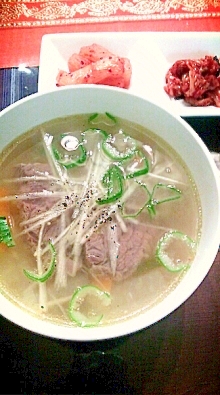 白い器に盛りつけられたコムタンスープとキムチ