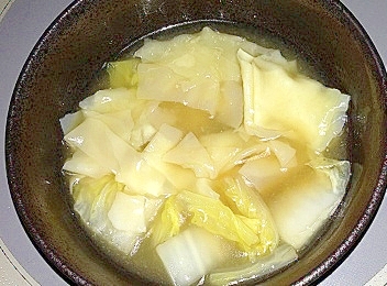 白菜とワンタンのうま味スープ