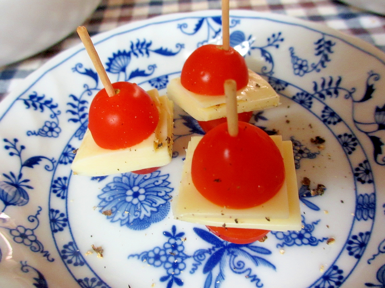 スライスチーズとプチトマトのピンチョス