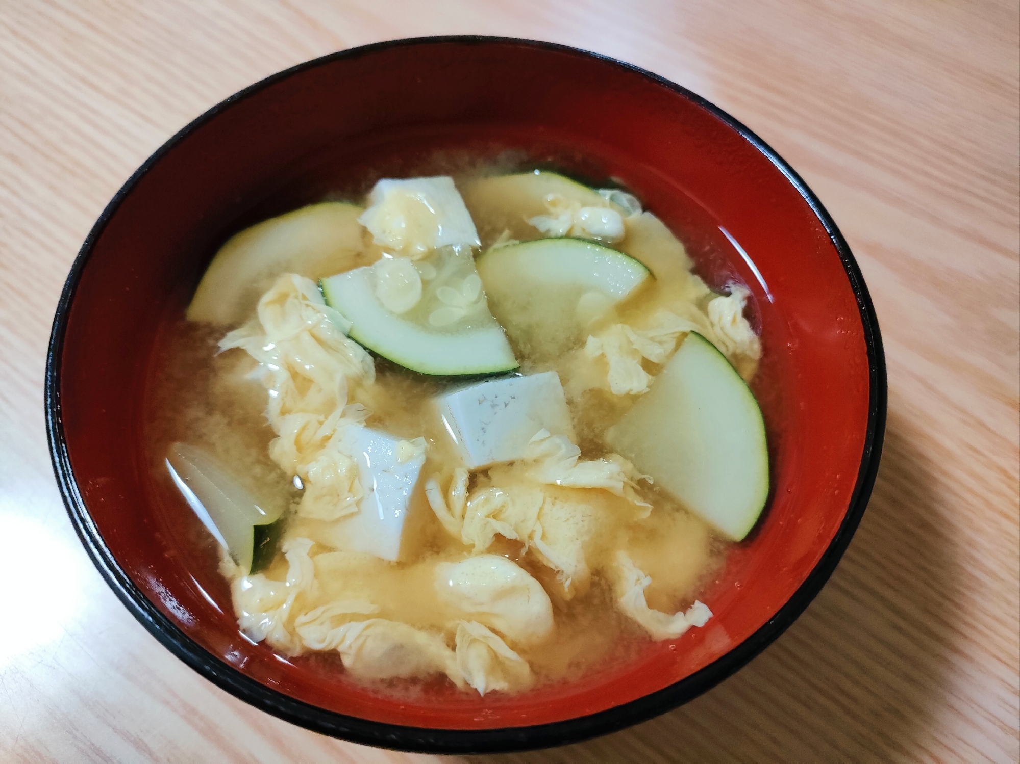 豆腐とズッキーニと卵の味噌汁