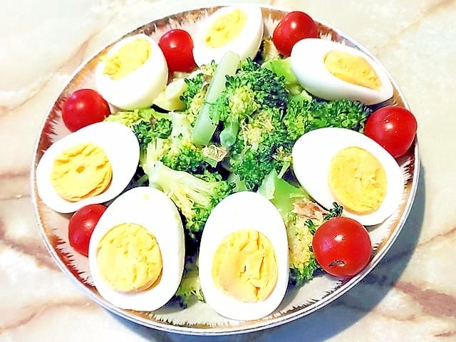 ブロッコリーの芯も使って!ゆで卵ONサラダ♪