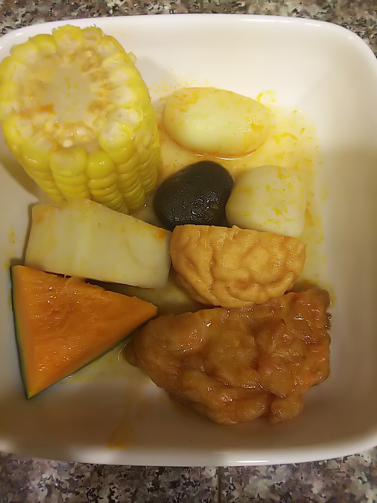 とうもろこしとカボチャのレッドカレー煮