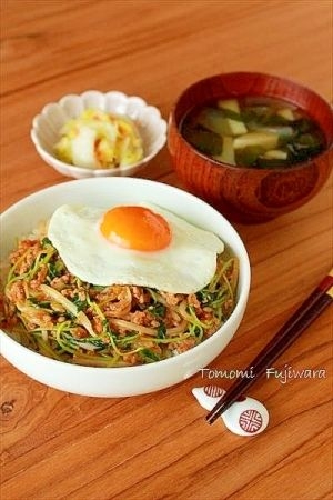 【5分で出来る!】もやしと豆苗のピリ辛肉味噌丼