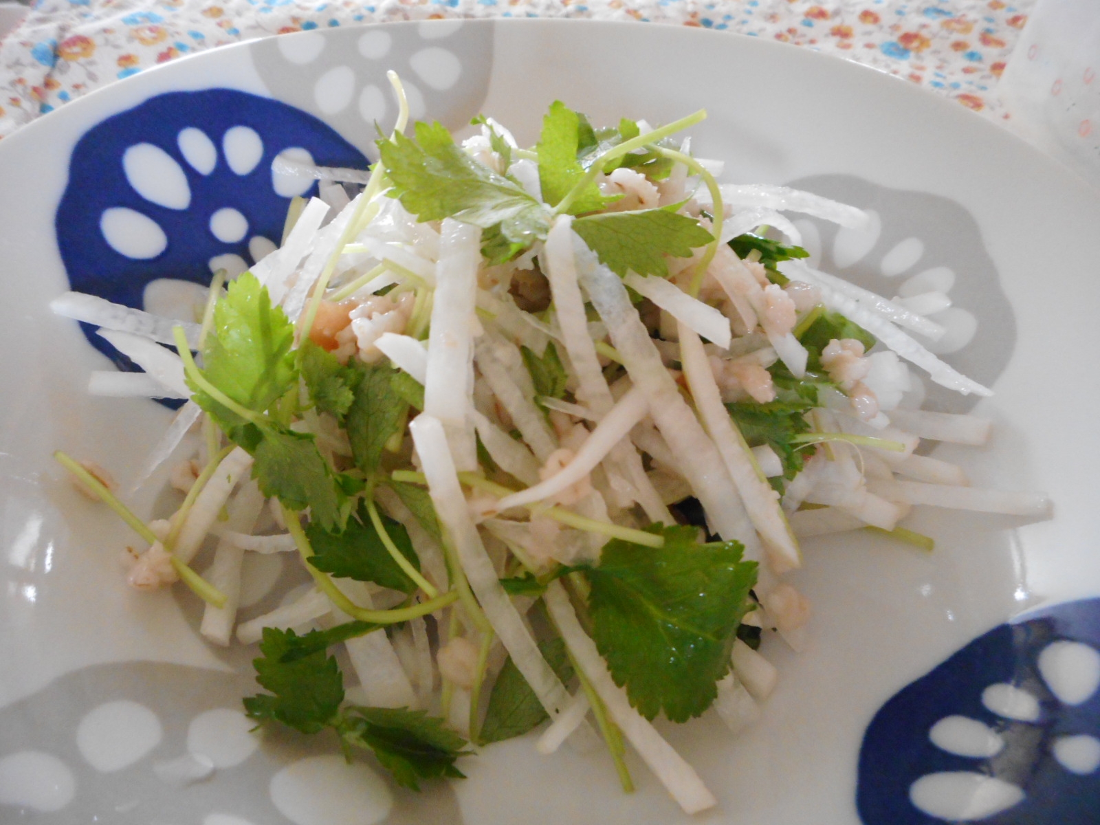 大根と三つ葉と押し麦の梅サラダ