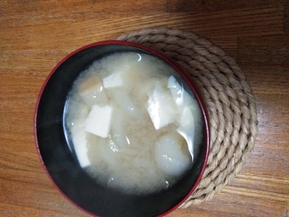 豆腐と玉ねぎと麩の味噌汁