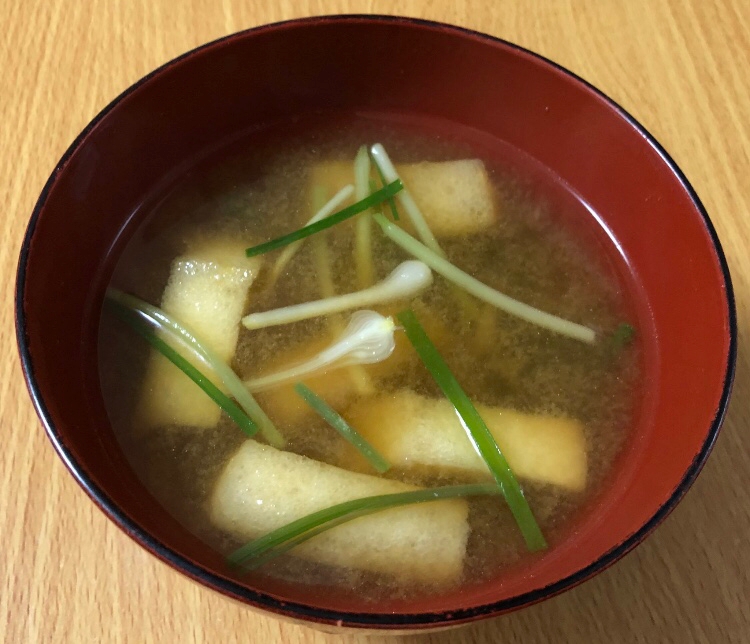 ノビルと油揚げのお味噌汁