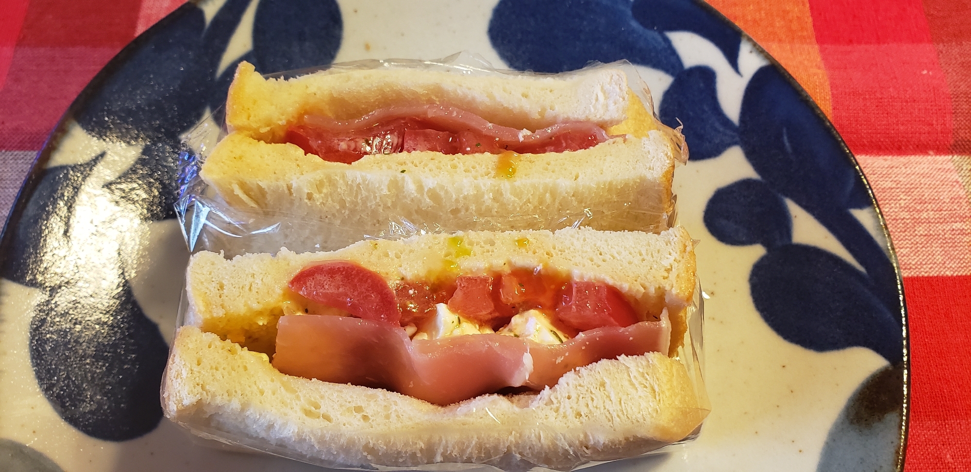 トマトチーズ生ハムサンドイッチ