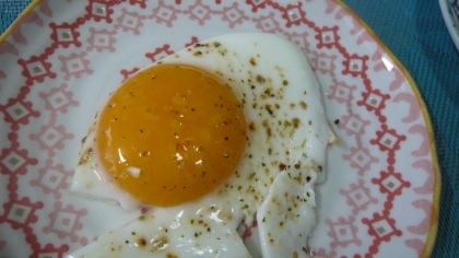 ハーブ香る目玉焼き