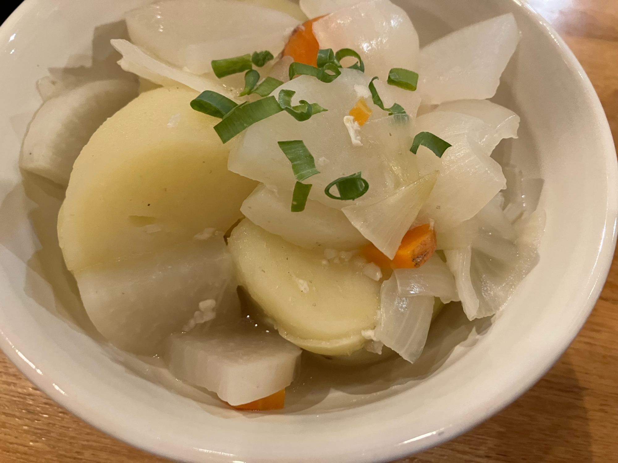 じゃがいもと大根と玉ねぎとにんじんの塩バター煮