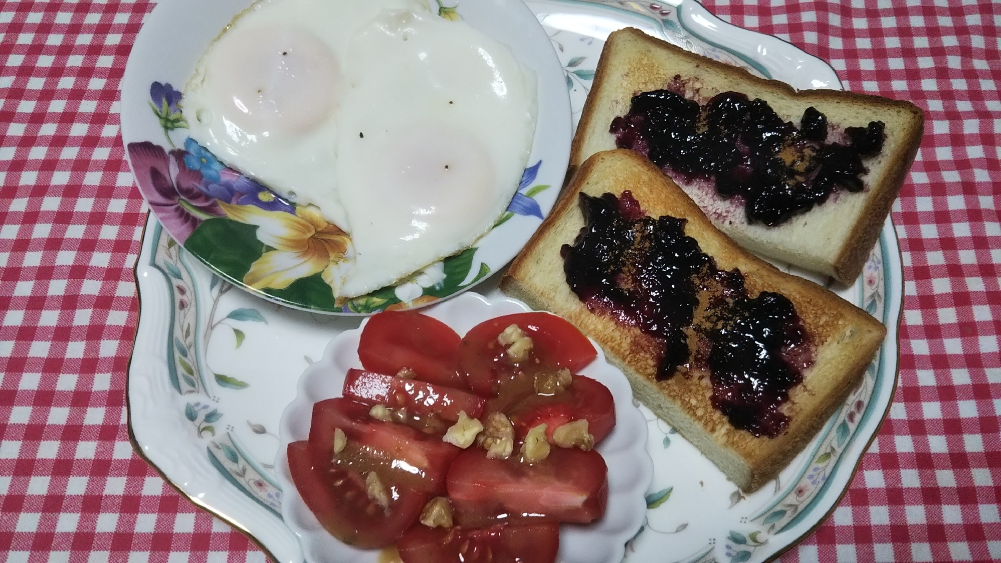 トマトクルミサラダと目玉焼きとトーストの朝食☆
