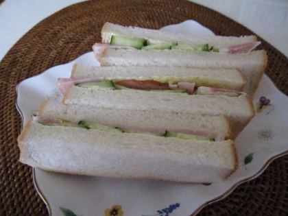 なんと！
お昼にハムときゅうりでサンドイッチを作ったら、mimiさんのレシピに♪
ハムときゅうりはさっぱりして美味しいですね(*^o^*)