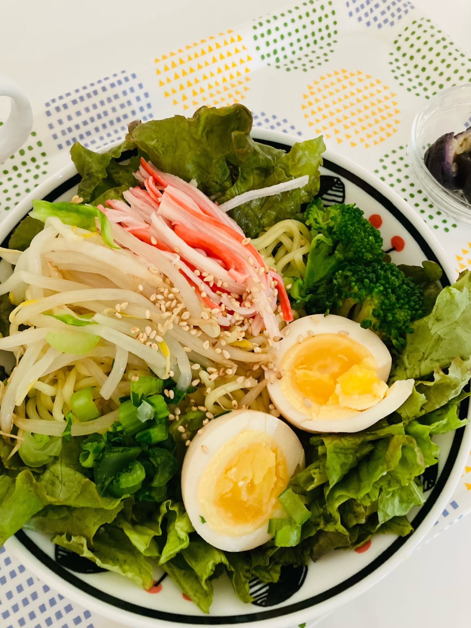 焼きそば麺でラーメン風サラダ