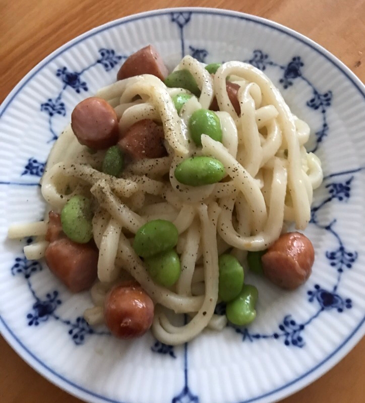 ウィンナーと枝豆のチーズうどん