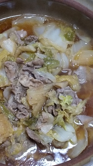 白菜と豚肉は、こうした方がお鍋に敷き詰めやすいですね。（食べ始めてから撮ったので崩れていますが）これからはこうします！美味しく頂きました(^o^)