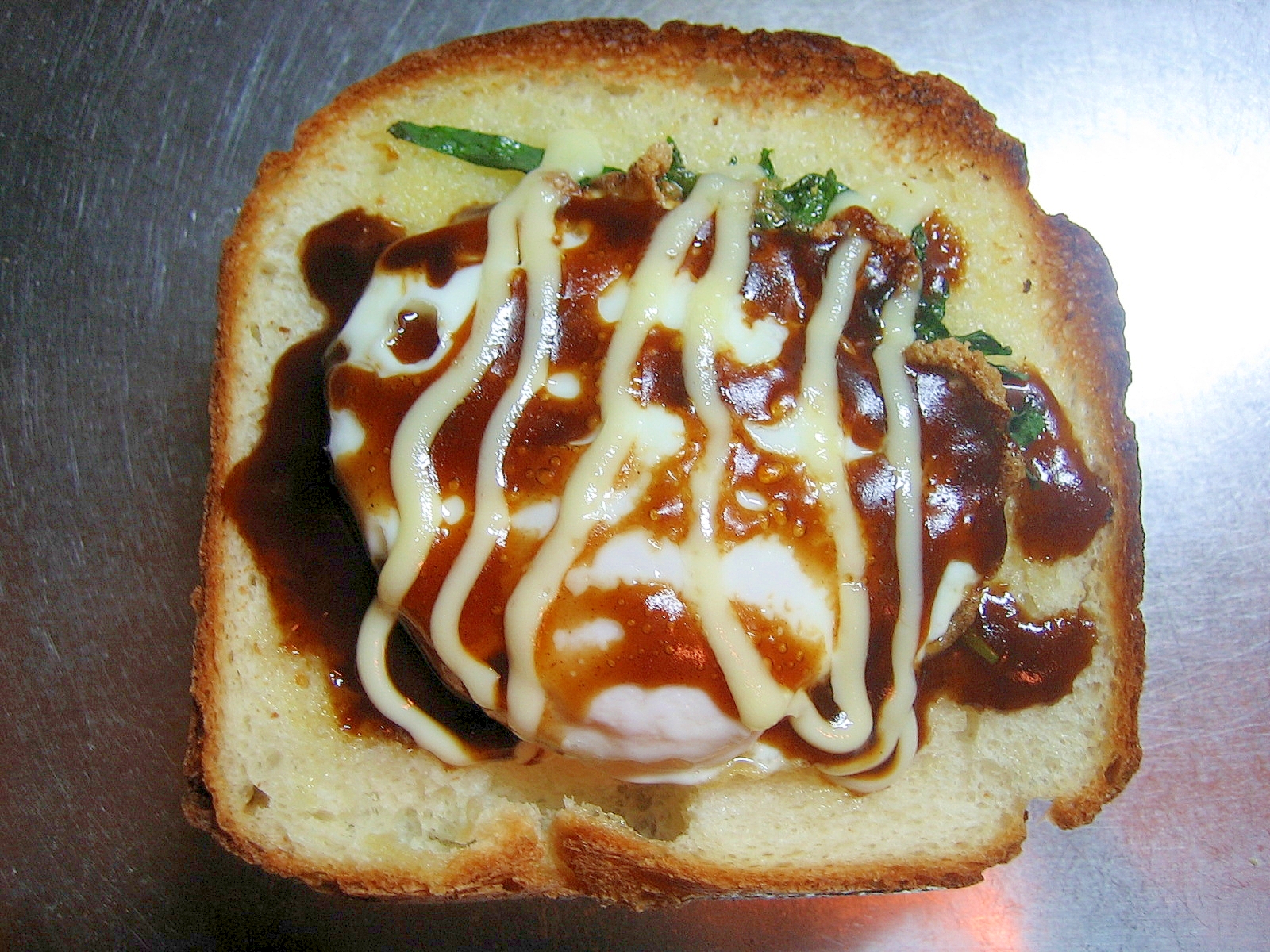 大葉と目玉焼きのお好みソーストースト