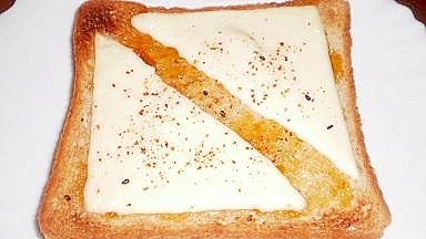 梅ジャムチーズの七味トースト